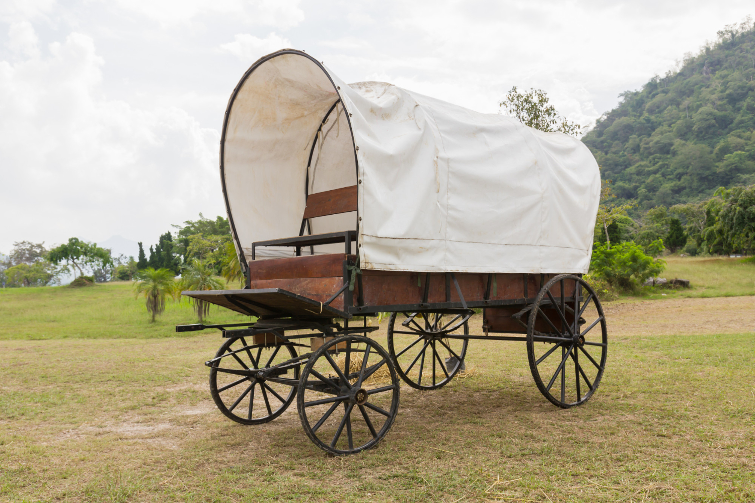 Image of a covered wagon.